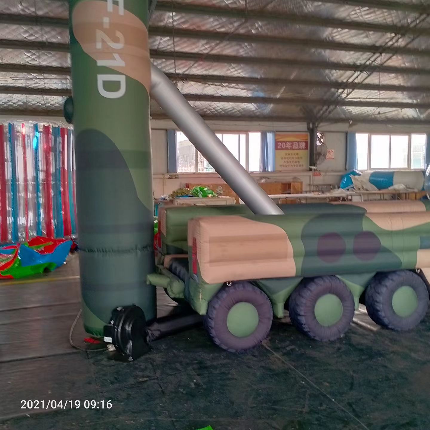 宣汉军事演习中的充气目标车辆：模拟发射车雷达车坦克飞机